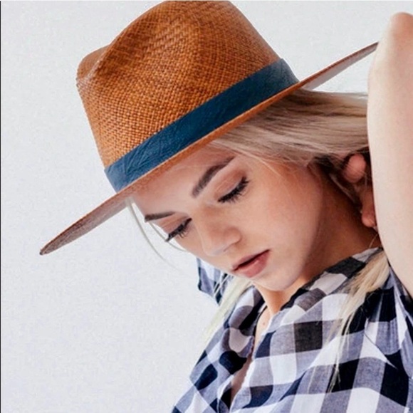 Janessa Leone  display picture 1